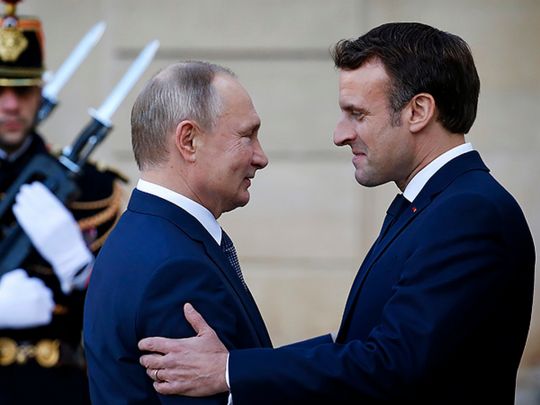Макрон простягає руку путіну: повідомляють французькі оглядачі
