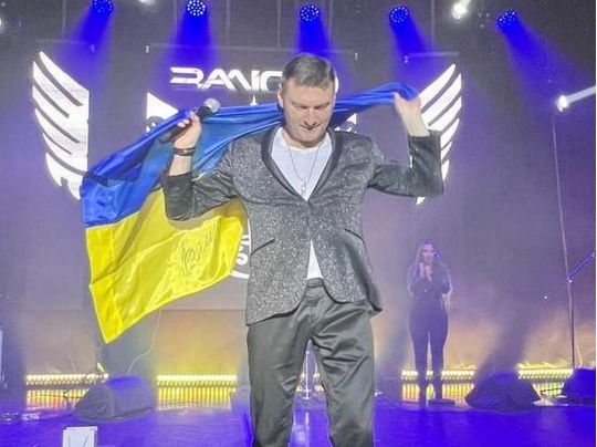 Приємний сюрприз: на концерті військові подарували українському співаку прапор від генерала Залужного