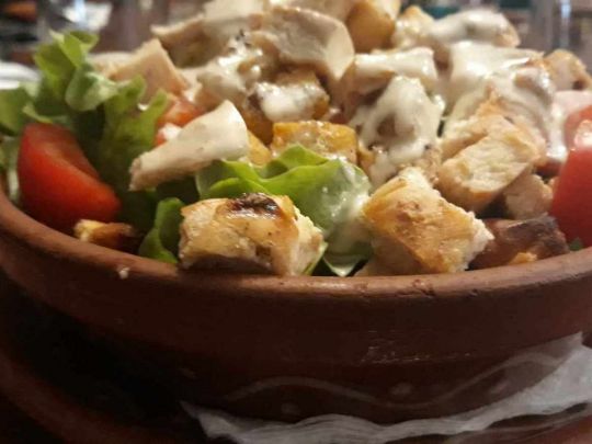 Салат з куркою, грінками та чорносливом: ситно та смачно