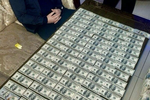 В Одессе прямо в ресторане задержали депутата райсовета, который взял взятку (видео)