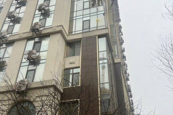 Атака Одессы: обломки ракеты повредили недострой, пострадали несколько высоток