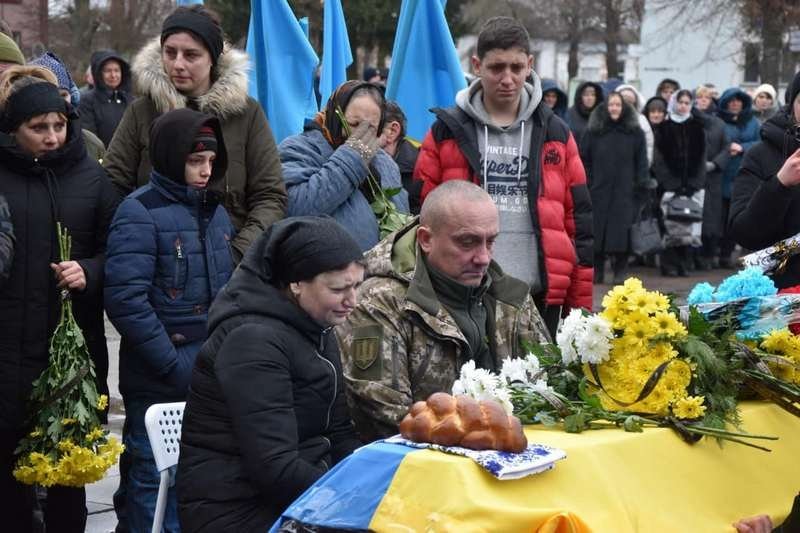 «Його весільний коровай розламали на кладовищі»: щемлива історія про українського бійця