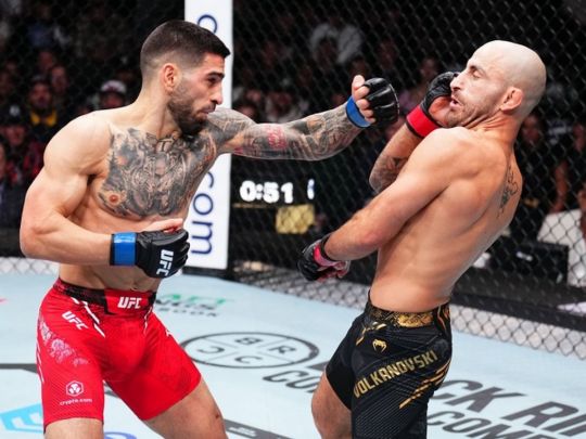 Непереможний Топурія сенсаційно нокаутував Волкановські в бою за титул UFC (відео)