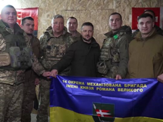 «Завжди честь — бути поруч із нашими захисниками»: Зеленський несподівано нагрянув на фронт під Куп'янськом (відео)