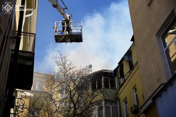 На Канатной в Одессе вспыхнул пожар в доме: погиб спасатель
