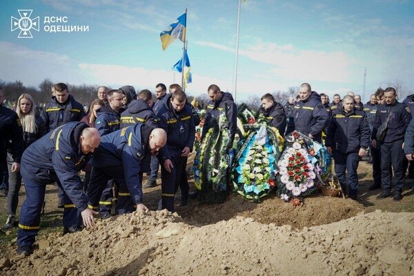 В Одесской области простились со спасателями, погибшими во время повторного ракетного удара 15 марта 