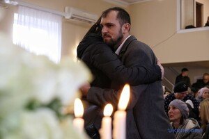 В Одессе простились с врачом, дизайнером и четырехмесячным ребенком, которых убил российский дрон