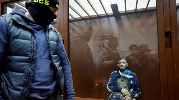 Теракт в Москве: Кремль обвиняет четверых мужчин и Украину