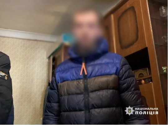 У Києві затримали педофіла, який впродовж трьох років розбещував малолітню дівчинку