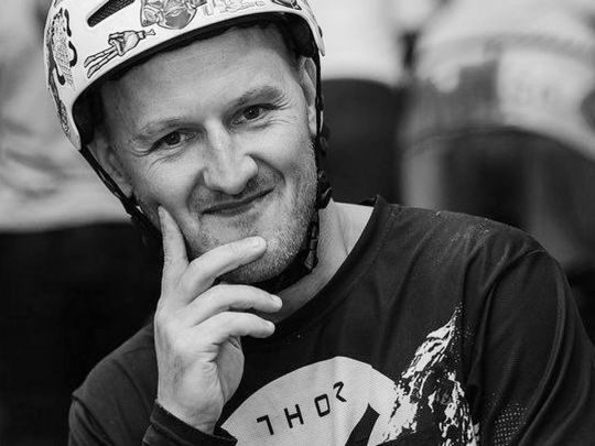 Врізався в&nbsp;бетонну огорожу: чемпіон росії загинув під час змагань у&nbsp;санкт-петербурзі (відео)
