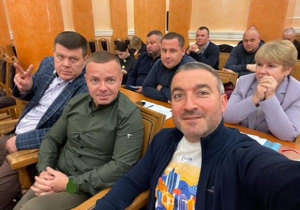 В Одессе ТОП-чиновнику "замазали" элитные часы на фото: в соцсетях не оценили 