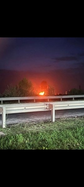 Десятки дронів атакували НПЗ та військовий аеродром у Краснодарському краї росії, — ЗМІ (відео)