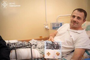 В Одессе наградили спасателей, пострадавших в результате обстрела города 15 марта