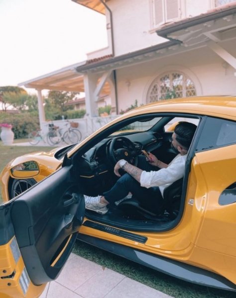 «Я був у машині з тестем»: розкішний Ferrari футболіста «Лаціо» та європейської збірної згорів вщент на трасі