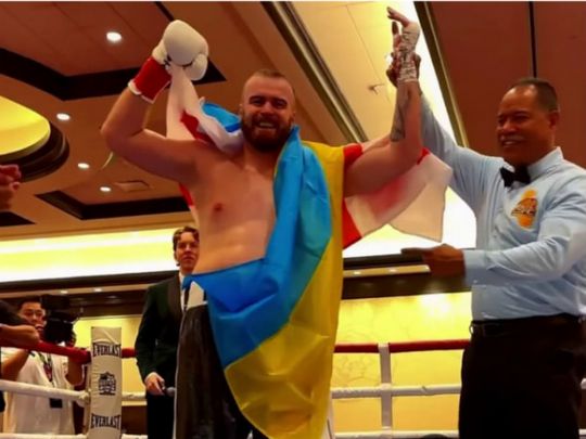 Непереможний український боксер-суперважковаговик жорстко нокаутував суперника в першому раунді (відео)