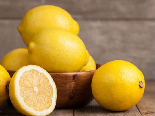 Усуває неприємні запахи і бруд: прості способи використання лимона під час прибирання оселі