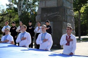Переодетый Пушкин и огромный флаг в парке Шевченко: как в Одессе отмечают Днь вышиванки