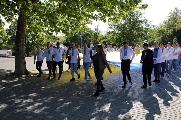Переодетый Пушкин и огромный флаг в парке Шевченко: как в Одессе отмечают Днь вышиванки