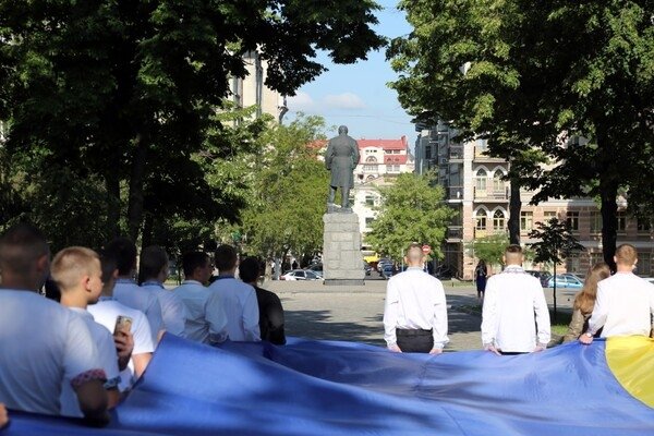 Переодетый Пушкин и огромный флаг в парке Шевченко: как в Одессе отмечают Днь вышиванки