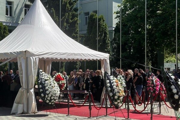 Погибли от российского удара: в Одессе простились с проректором МГУ Борисом Васильевым и собакой Кетти