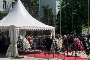 Погибли от российского удара: в Одессе простились с проректором МГУ Борисом Васильевым и собакой Кетти