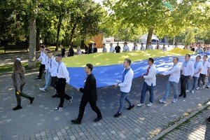 Переодетый Пушкин и огромный флаг в парке Шевченко: как в Одессе отмечают Днь вышиванки