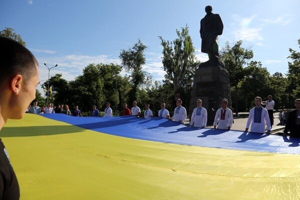 Переодетый Пушкин и огромный флаг в парке Шевченко: как в Одессе отмечают Днь вышиванки