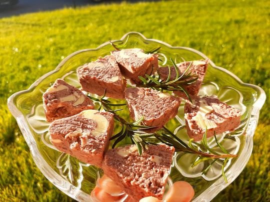 Квасолевий закусочний рулет: нарізається, як ковбаска