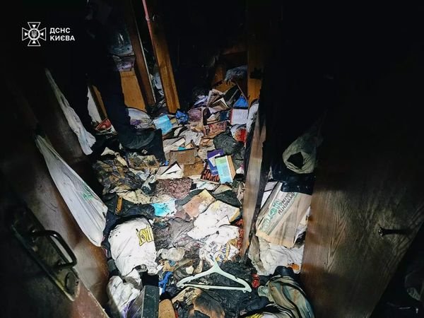 Отруєння та опіки: у Києві під час пожежі врятували жінку