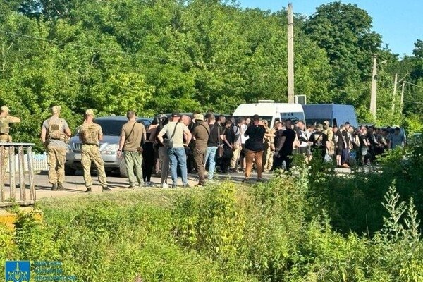 За 18,5 тысяч долларов: полицейский из Одесской области пытался переправить 47 уклонистов в ПМР