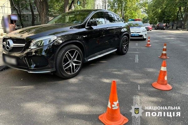 В центре Одессы легковушка на пешеходном переходе сбила женщину: что с пострадавшей