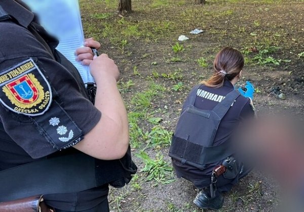 В Одессе в парке обнаружили тело мужчины рядом с обломками гранаты