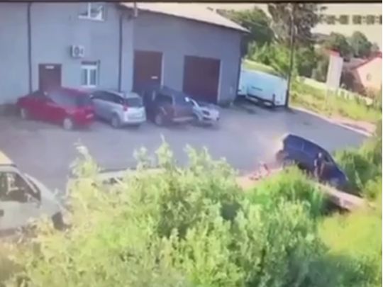 На Львівщині співробітники ТЦК мікроавтобусом збили велосипедиста, який намагався втекти від них: з'явився коментар військових (відео)