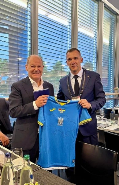 Україна у день ювілею Реброва встояла на полі чотириразових чемпіонів світу: відеоогляд матчу