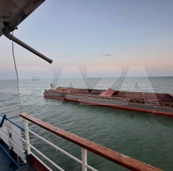 В Азовському морі безпілотники атакували буксир та баржу, що призначалася для захисту Керченського мосту, — ЗМІ (фото, відео)