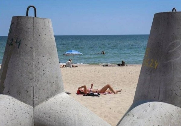 На пляжах в Черноморске купаются прямо с бетонными конструкциями: запрет никому не мешает 