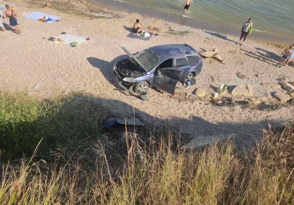 В Фонтанке автомобиль сорвался со склона и упал на пляж: пострадал шестилетний ребенок