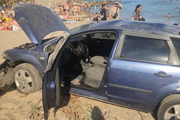 В Фонтанке автомобиль сорвался со склона и упал на пляж: пострадал шестилетний ребенок