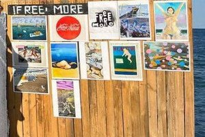 На 16-й станции Фонтана установили деревяннный забор на пирсе: художники устроили протест 