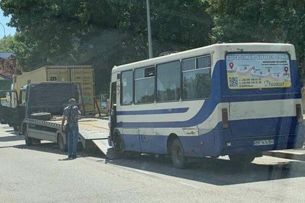 В Одессе маршрутка врезалась в грузовик: есть много пострадавших среди пассажиров