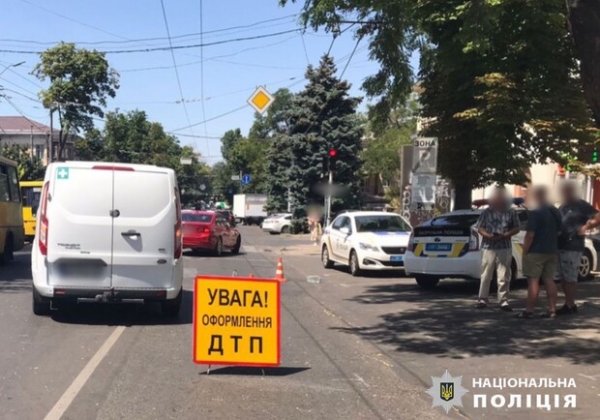 В центре Одессы мужчина перебегал дорогу и попал под авто