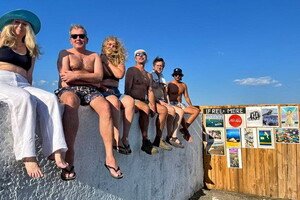 На 16-й станции Фонтана установили деревяннный забор на пирсе: художники устроили протест 