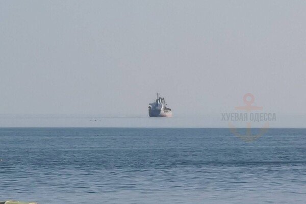 Фата-моргана: в Одессе заметили левитирующее над морем судно (фото)