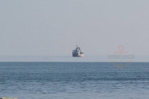 Фата-моргана: в Одессе заметили левитирующее над морем судно (фото)