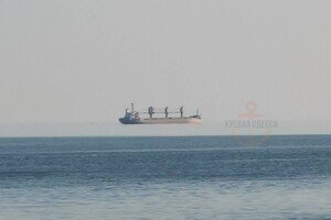 Фата-моргана: в Одессе заметили левитирующее над морем судно (фото)