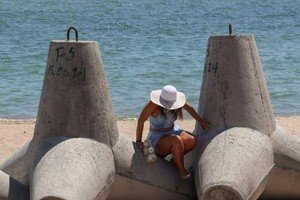 На пляжах в Черноморске купаются прямо с бетонными конструкциями: запрет никому не мешает 
