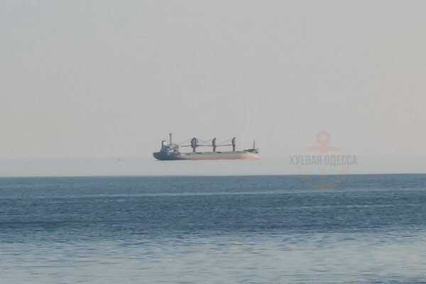 Фата-моргана: в Одессе заметили левитирующее над морем судно (фото)