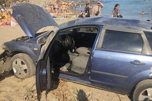 В Фонтанке автомобиль сорвался со склона и упал на пляж: пострадал шестилетний ребенок