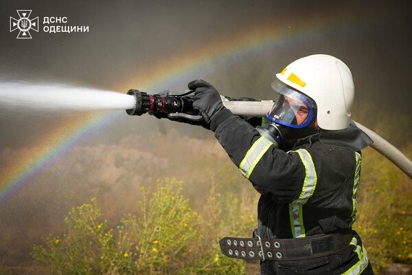 В Одессе вспыхнул масштабный пожар на полях орошения: возгорание гасили в течение нескольких часов
