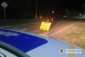 В Одесской области автомобиль врезался в дерево: травмировались три человека